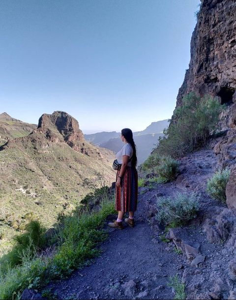 Mirando el barranco desde un sendero de cumbre